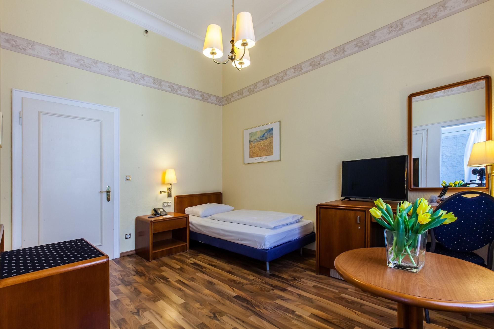 Hotel Monopol - Central Station Francfort-sur-le-Main Extérieur photo