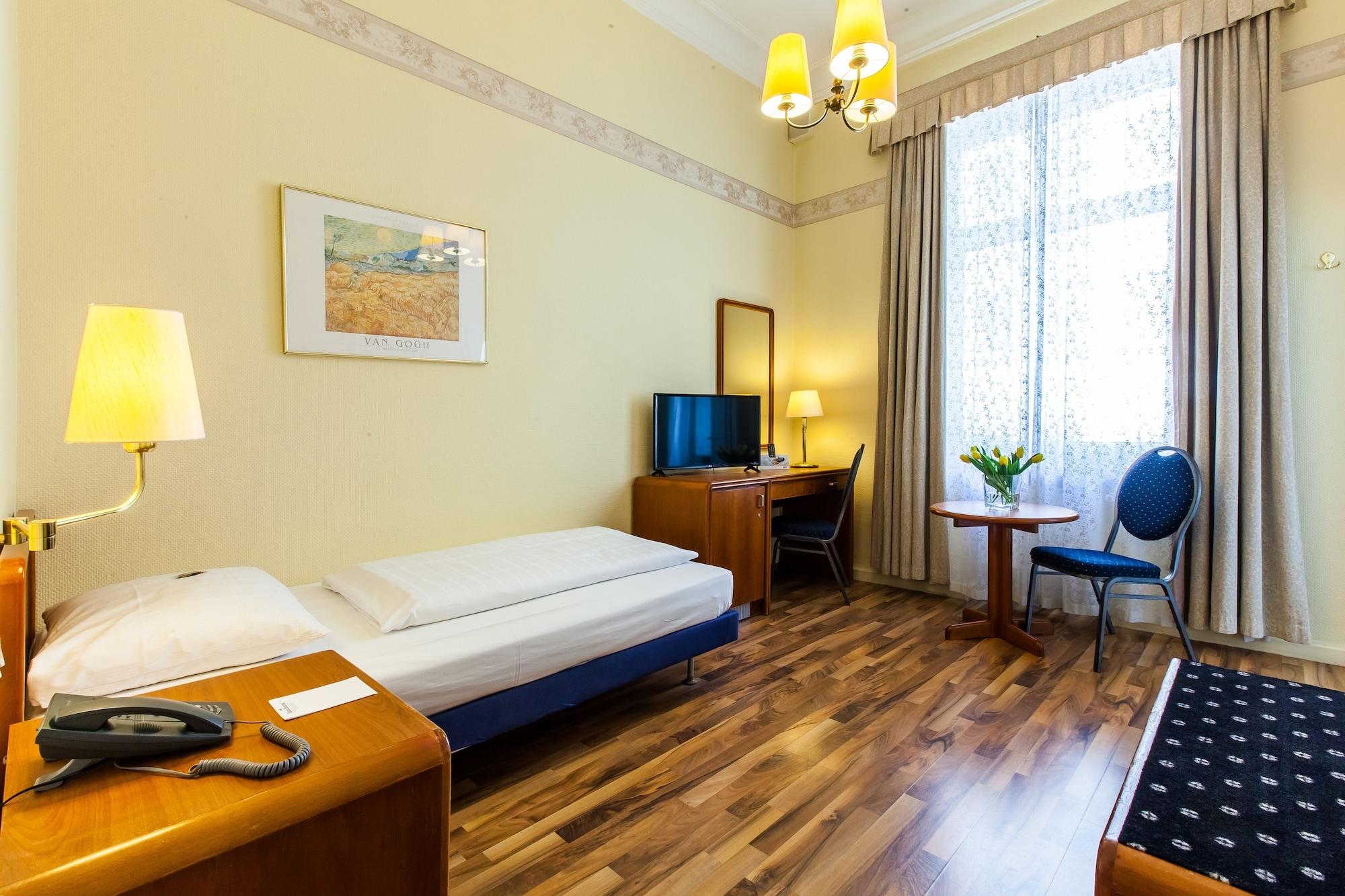 Hotel Monopol - Central Station Francfort-sur-le-Main Extérieur photo