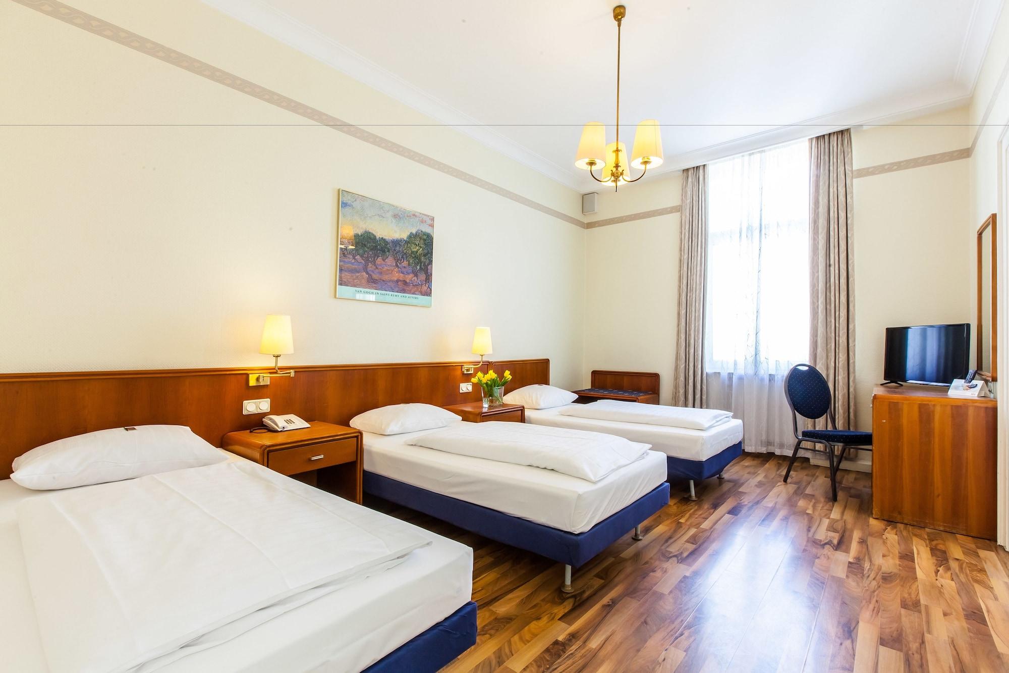 Hotel Monopol - Central Station Francfort-sur-le-Main Extérieur photo